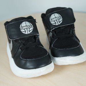 NIKE TEAM HUSTLE  BABY/TODDLER SZ 6C
